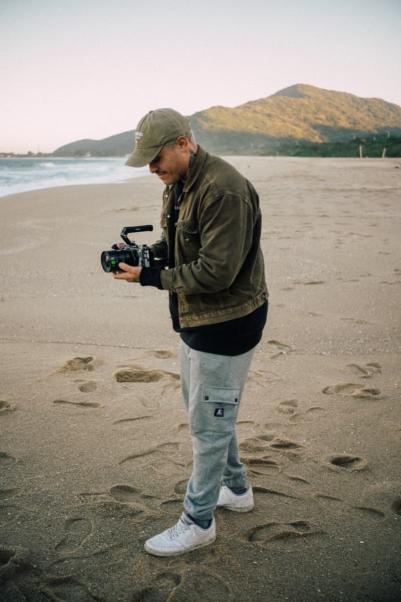 Caue filmando na praia